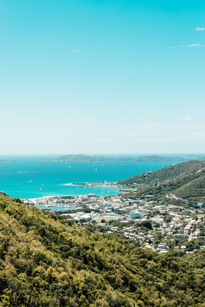 Die Hauptstadt der Britischen Jungferninseln ist Road Town auf Tortola.