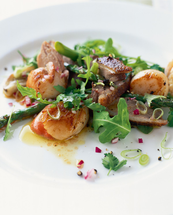 Szechuan-Ente mit gebratenen Jakobsmuscheln, geräucherter Aubergine, Spargel und Rucola