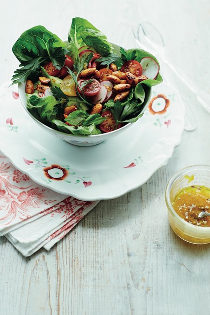 Fattoush mit Würzmandeln