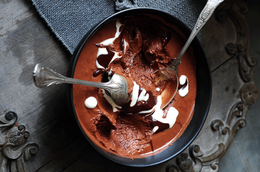 Schokoladen-Mousse mit salziger Schokoladen- Sauce
