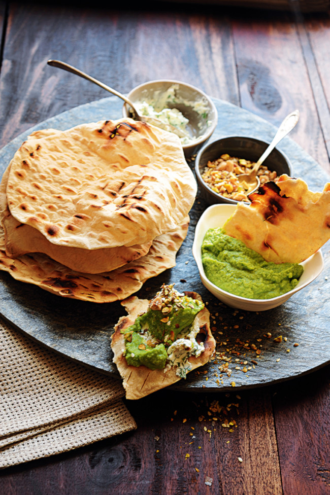 Dicke Bohnen-Hummus mit Labneh und Dukkah zu frischem Fladenbrot