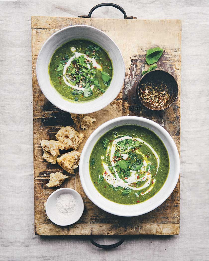 Erbsen-Spinat-Suppe mit Quinoa und Wasabi-Sahne