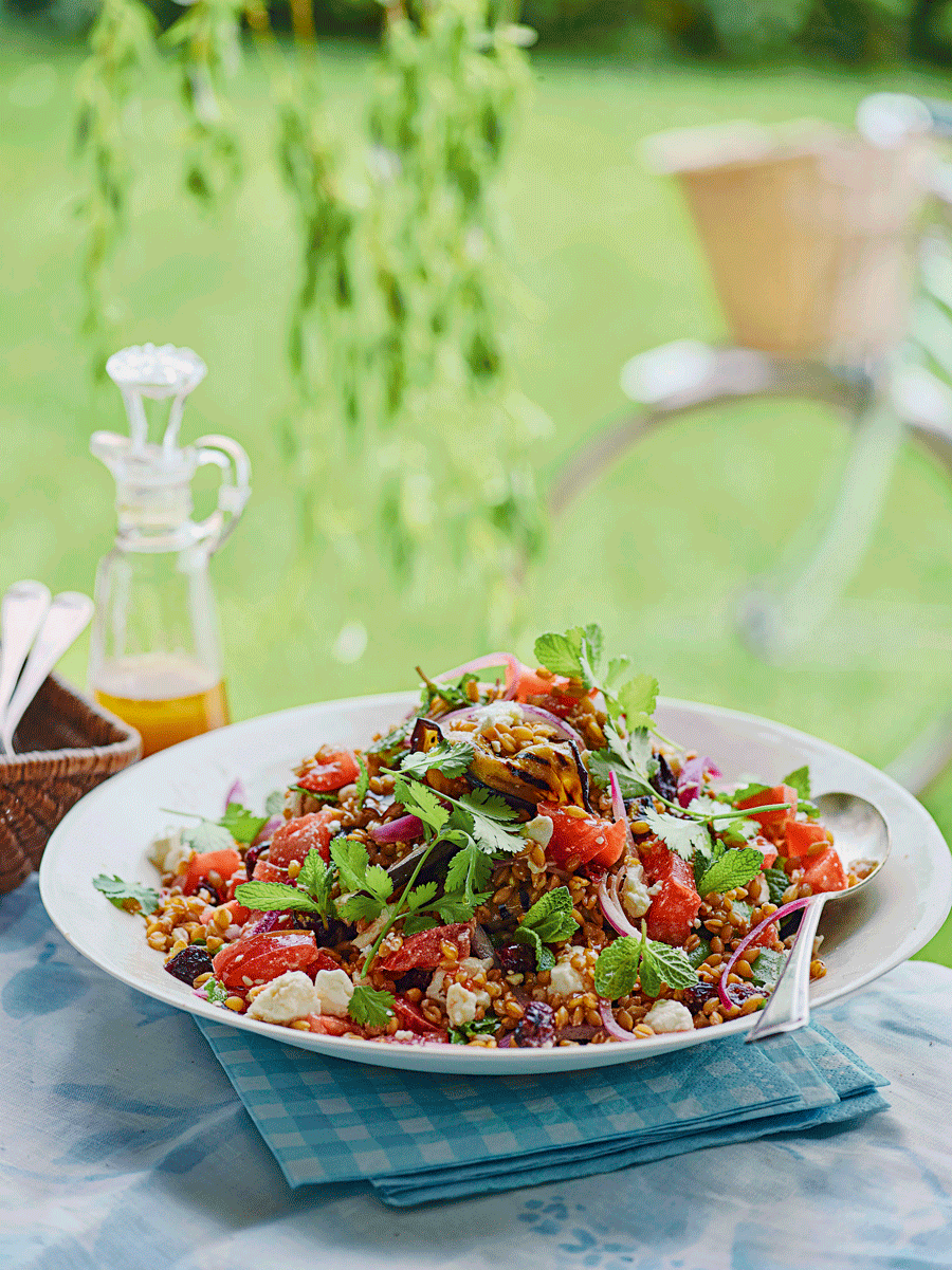 Salat aus gegrillten Auberginen, Weizenvollkorn und Feta mit Granatapfeldressing