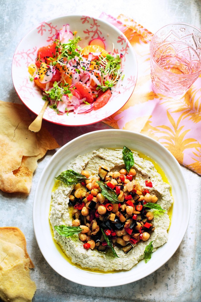 Baba Ganoush und Tahini-Fladenbrot mit Radieschen-rosa-Grapefruit-Orangen-Salat