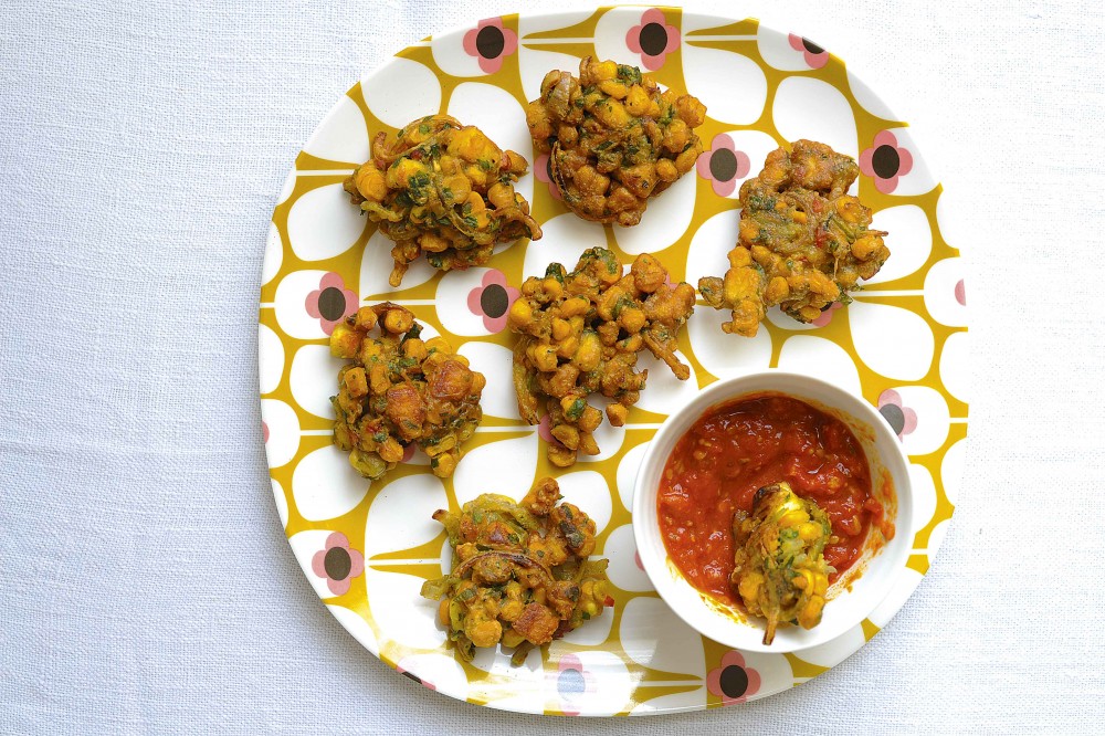 Mais- und Paneer-Bhajis mit scharfem Tomatenchutney