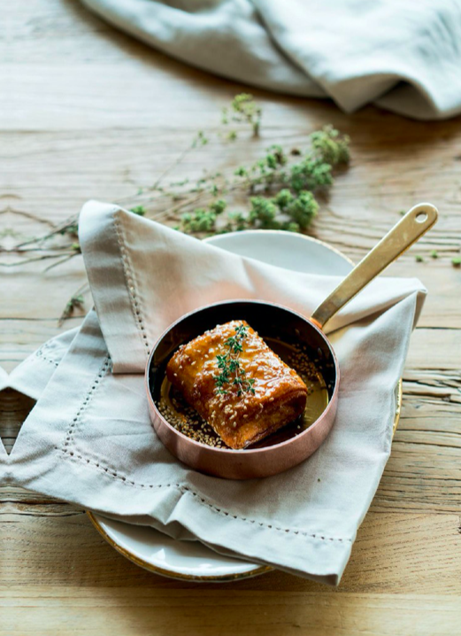Blätterteigtaschen mit Feta, Honig und Sesam