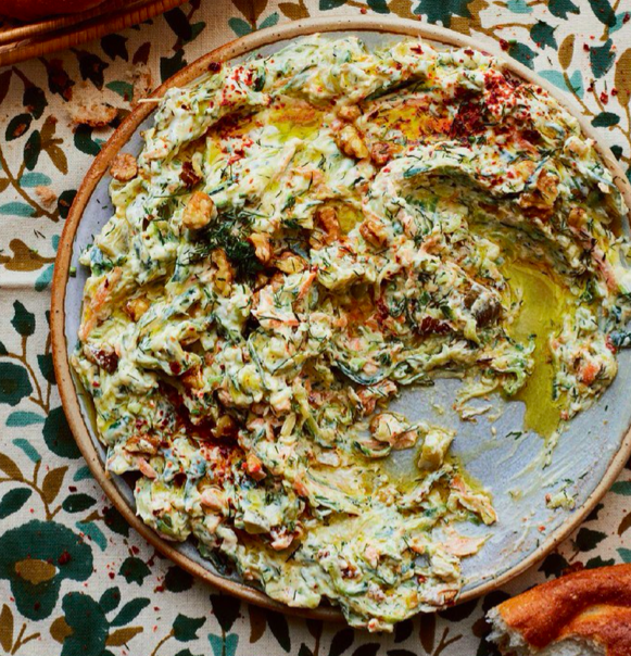Zucchini und Karotten mit Walnüssen und Knoblauch in Joghurt