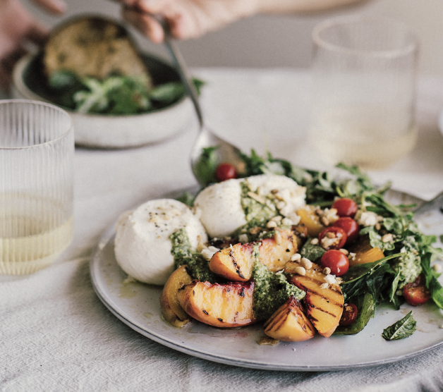 Gegrillter Pfirsich- Burrata-Salat mit knusprigen Bröseln