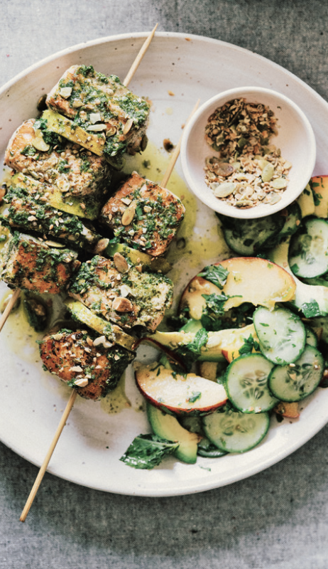 Grüne Harissa-Lachs-Spieße mit Pfirsich- Gurken-Salat