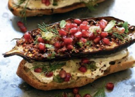 Oliven-Sauerteig mit Aubergine, frischem Kräuter-Labneh sowie Limetten-Minz-Salsa