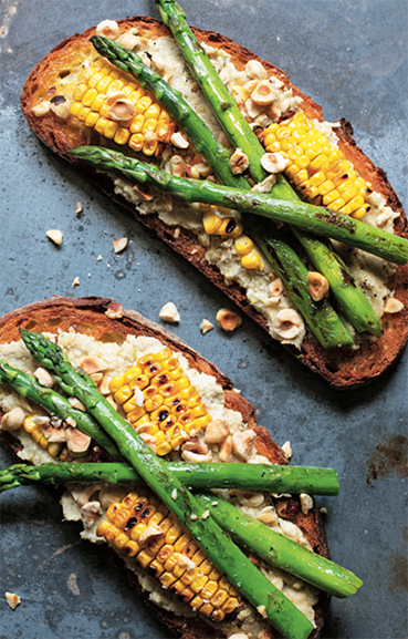 Spargel-Mais-Bruschetta mit Artischocke, Zitronenpesto und Haselnüssen
