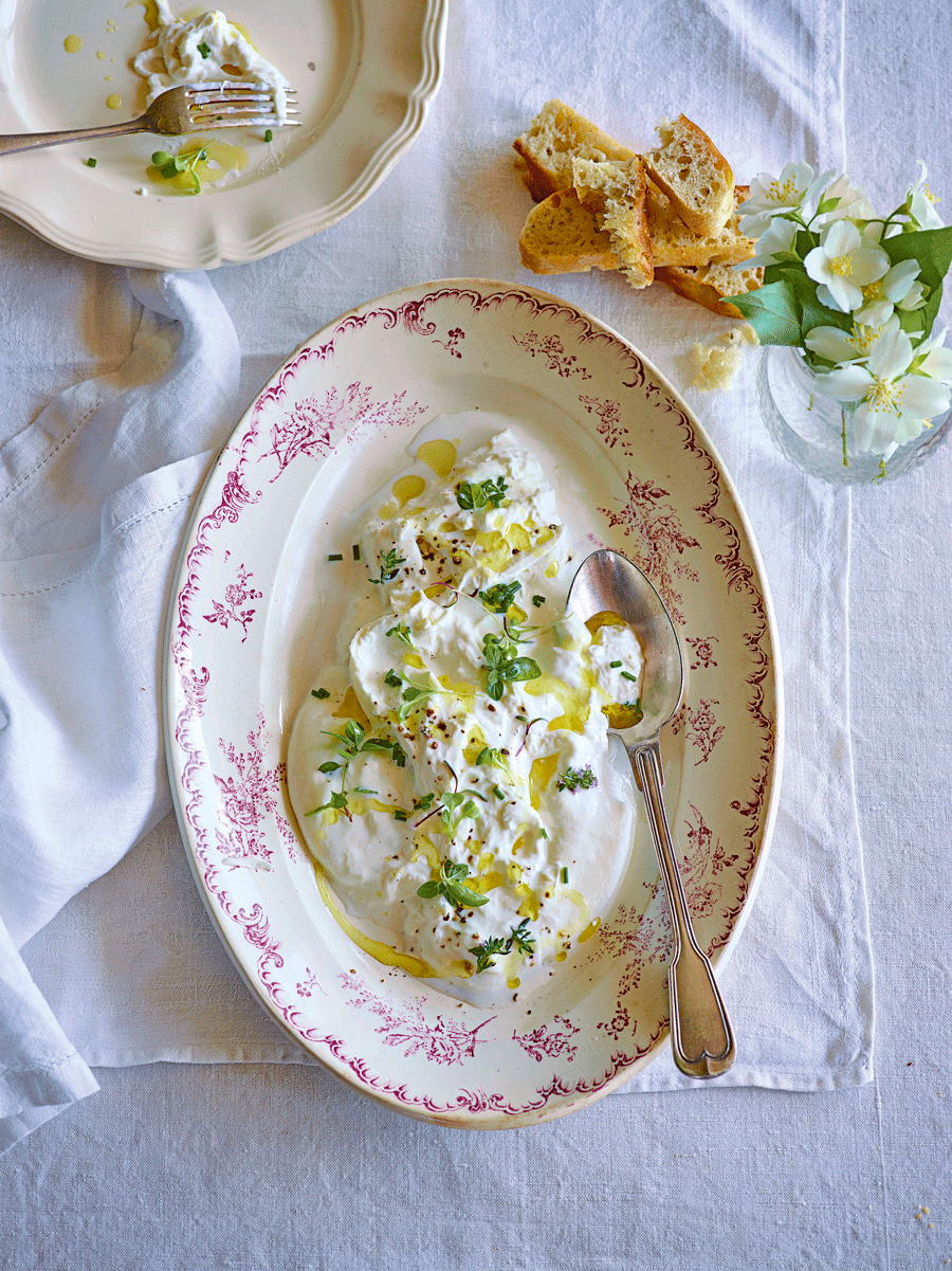 Burrata mit fruchtigem Öl und Kräuterfocaccia