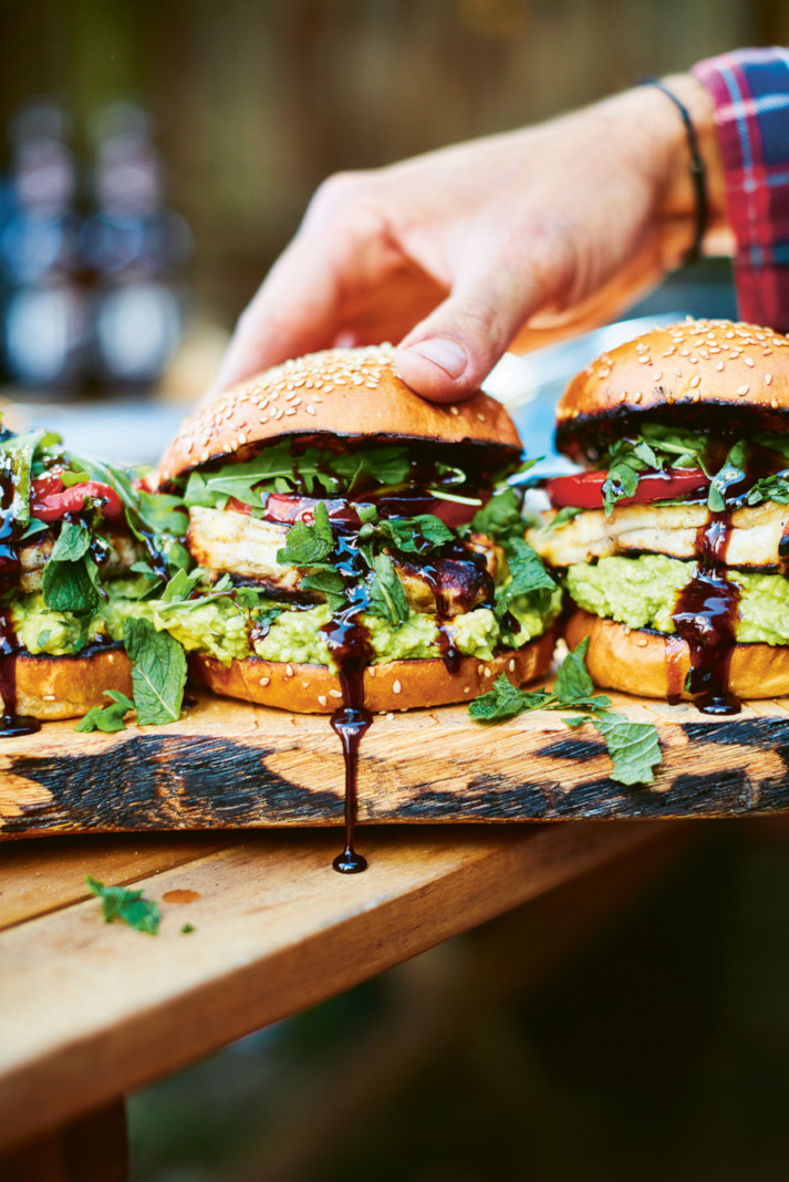 Gegrillte Halloumiburger mit Avocadopüree