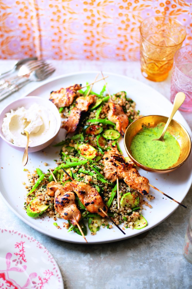 Hähnchenspieße mit Tahini auf Couscous-Quinoa-Zucchini-Salat plus Pesto und cremigem Feta