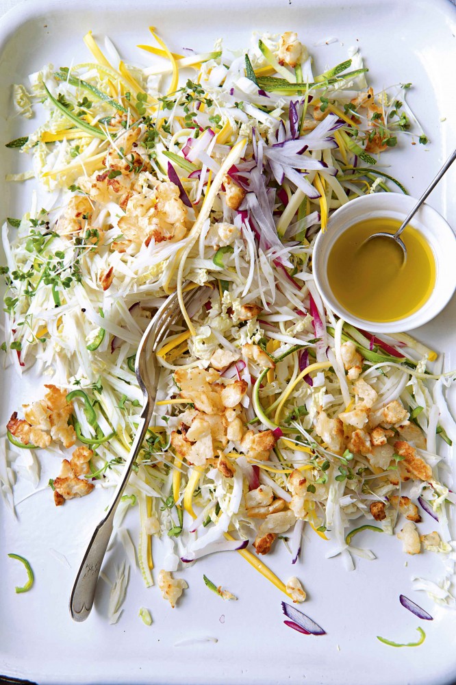 Krautsalat aus Fenchel, Chinakohl und Zucchini mit Halloumi-Krümeln und Honig-Zitronen-Dressing