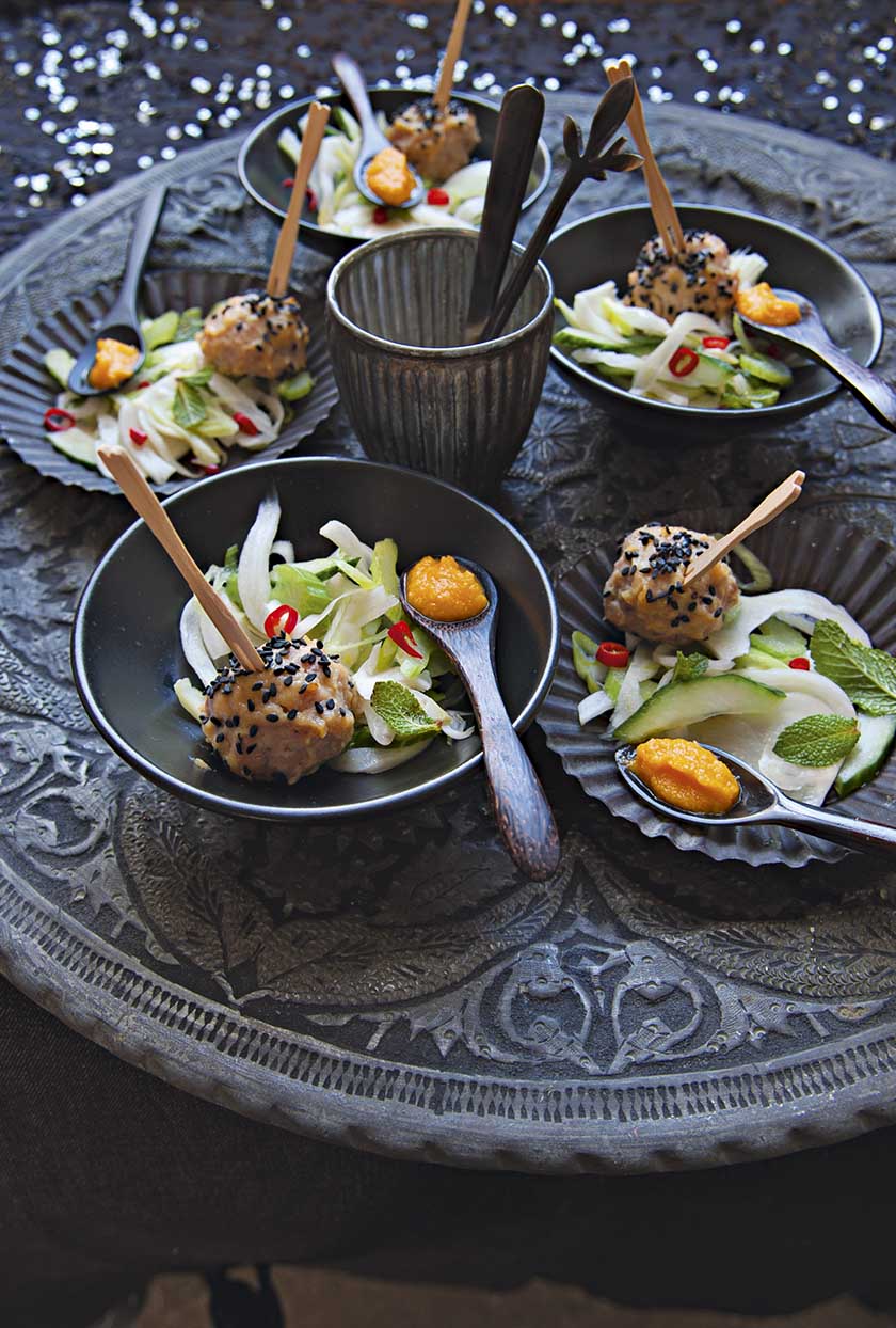 Hühnerfleisch-Bällchen mit weißem Miso und Sesam an Fenchelsalat mit Karotten-Dressing