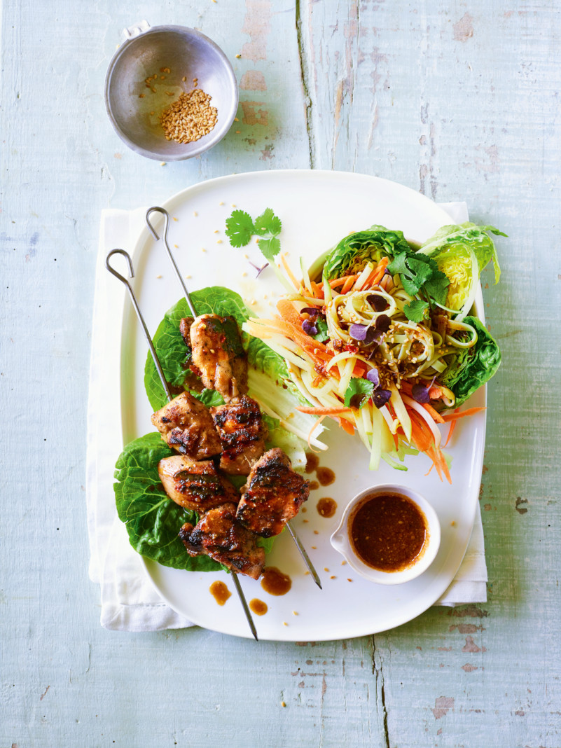 Koreanische Hähnchenspieße mit Nudelsalat