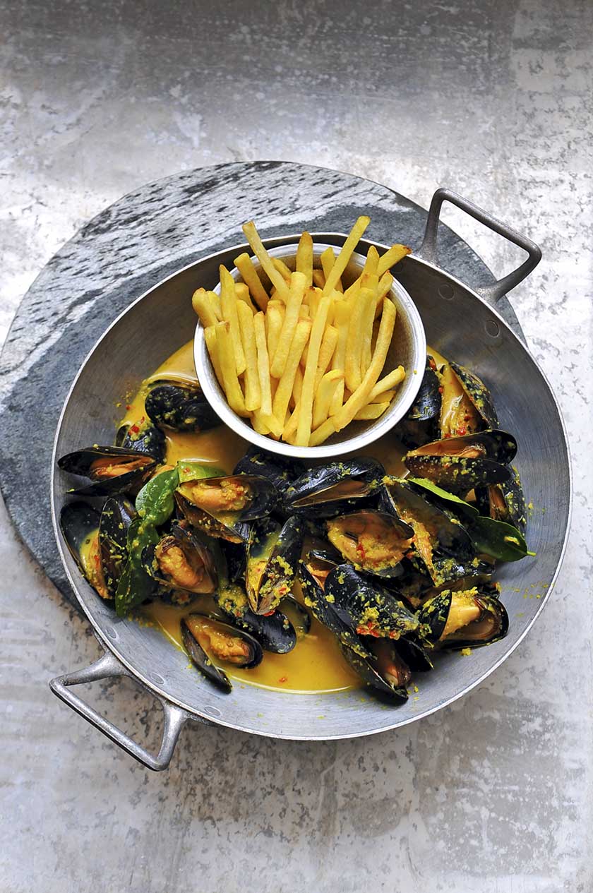 Vietnamesische Muscheln In Gelbem Curry Mit Pommes Frites Food And Travel Magazine De