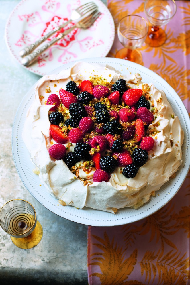 Pavlova mit Tahini-Creme, Sesam-Pistazien-Krokant und Beeren