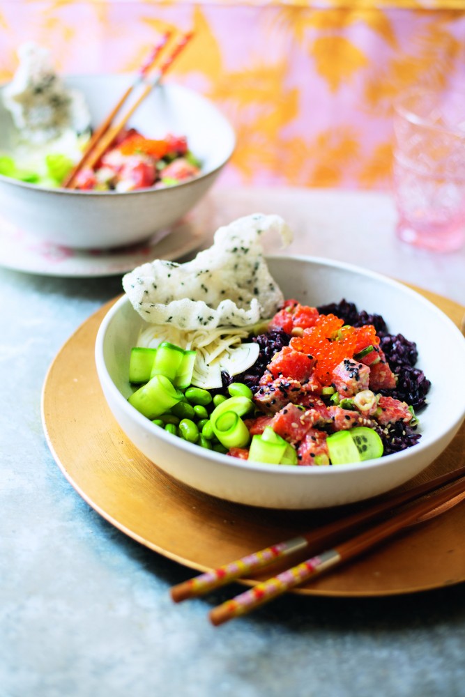 Donburi-Bowl mit schwarzem Gaba-Reis, Frühlingszwiebeln, Gurke, Fenchel und Sesam-Reis-Crackern