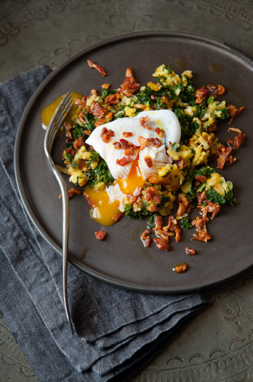 Pastinaken und Grünkohl mit einem Pancetta-Dressing und pochierten Enteneiern