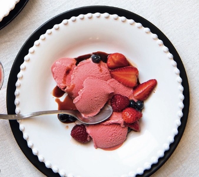 Erdbeer-Balsamico-Eis mit in Balsamico eingelegten Beeren