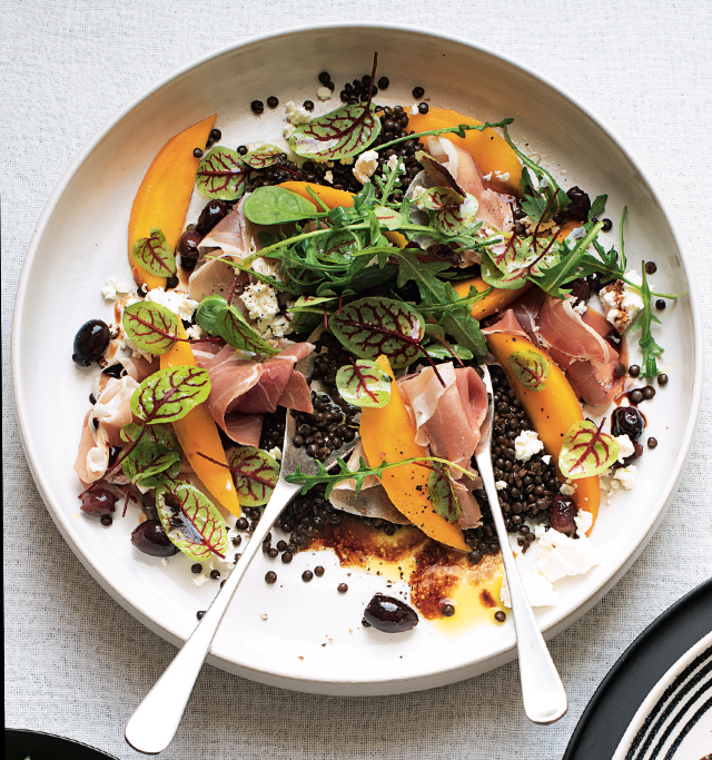 Balsamico-Beluga-Linsen mit Prosciutto, Mango, Feta, schwarzen Oliven und Blattsalatmix