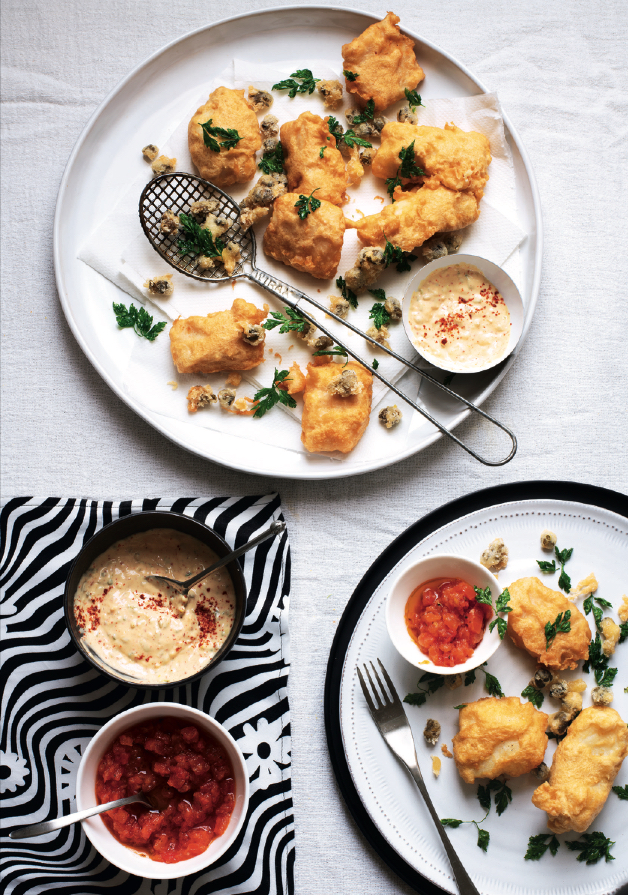 Frittierte Kabeljaubällchen und Kapern mit der süßsauren Sauce Gastrique mit Tomaten