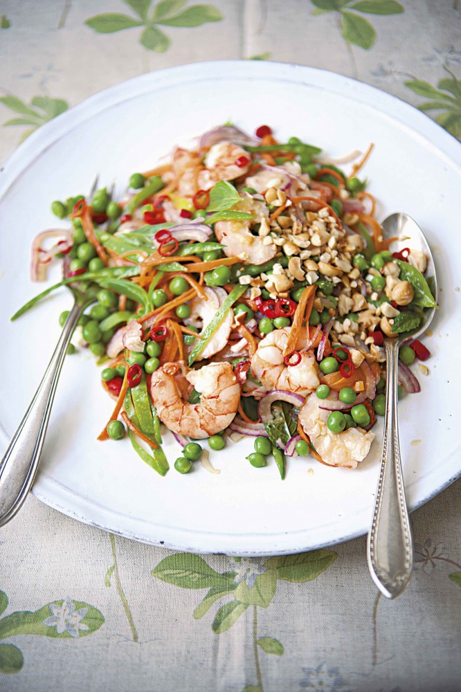 Asiatischer Krabbensalat mit Erbsen und Karotten