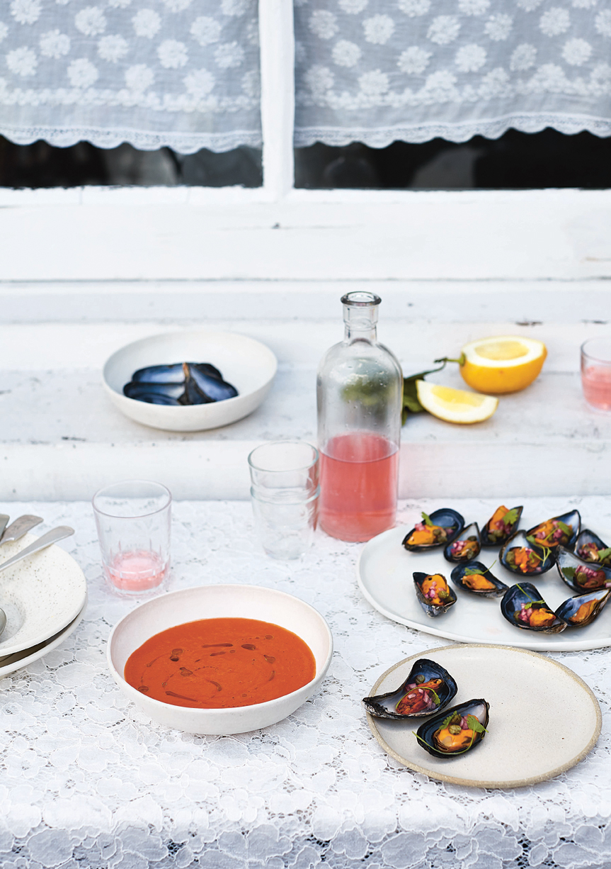 Gazpacho aus roter Paprika mit Muschellöffeln