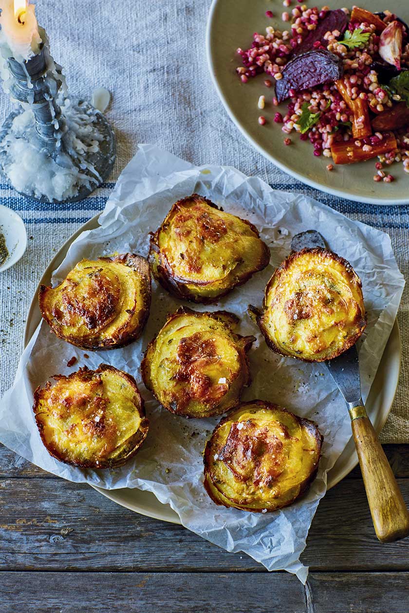 Geröstete Kartoffelstapel mit Käse und Thymian