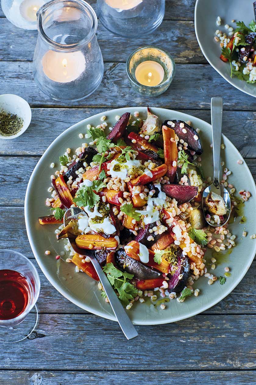 Warmer Salat mit geröstetem Gemüse und Gerste | Food and Travel Magazine DE