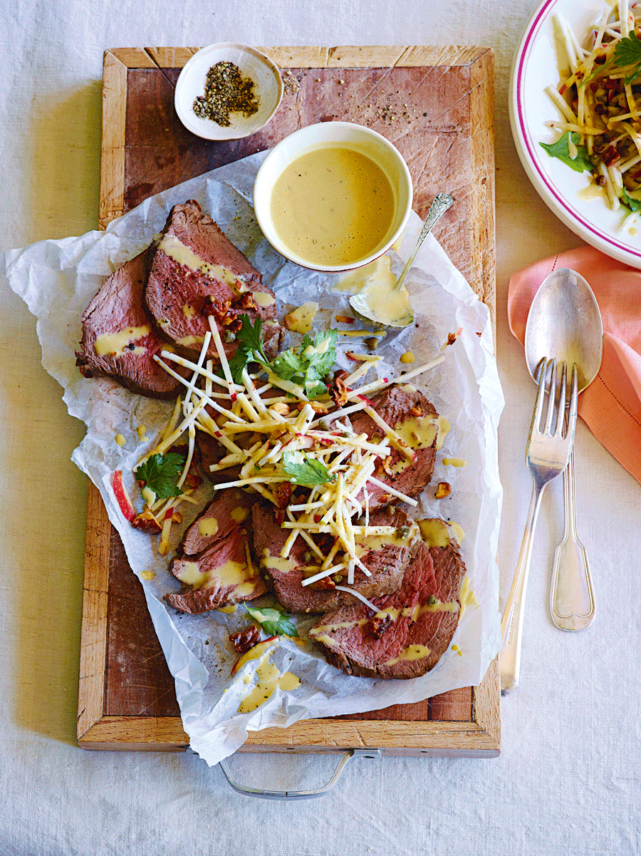 Kurzgebratenes Rinderfilet mit Sellerie, Apfel und Walnusssalat