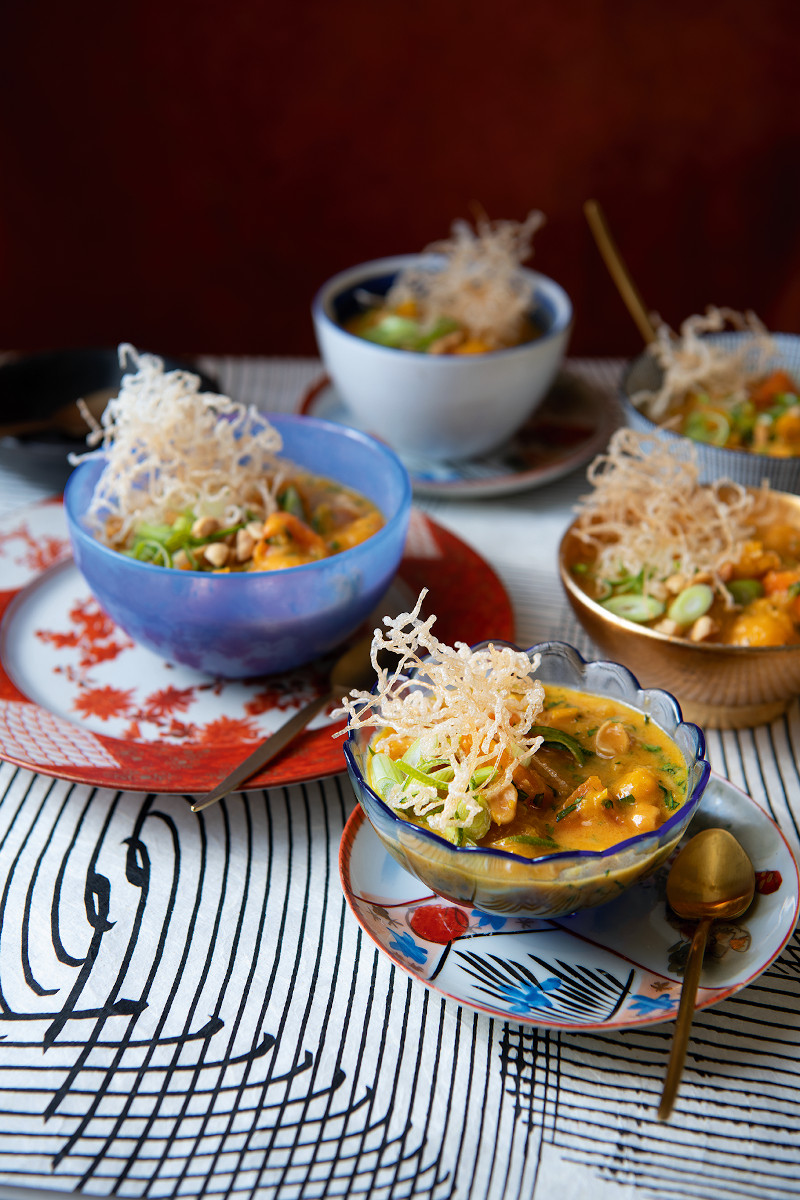 Thai-Curry mit Butternusskürbis und knusprigen Nudeln | Food and Travel ...