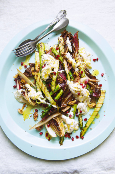 Gegrillter Spargel und Radicchio mit Burrata, Walnüssen, Granatapfel