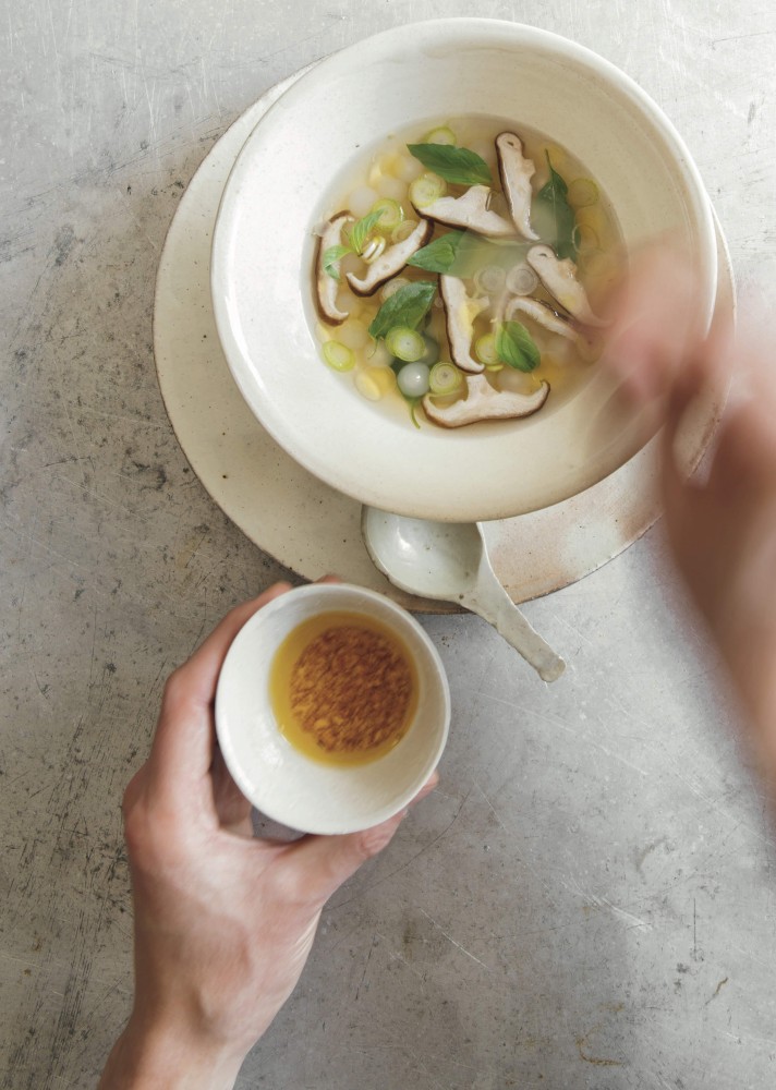 Shitake-Thai-Basilikum-Suppe mit Tapioka-Perlen (Gaeng jeut)