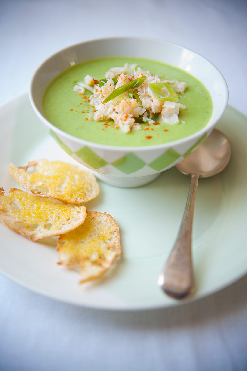 Gekühlte Erbsensuppe mit Krebssalsa