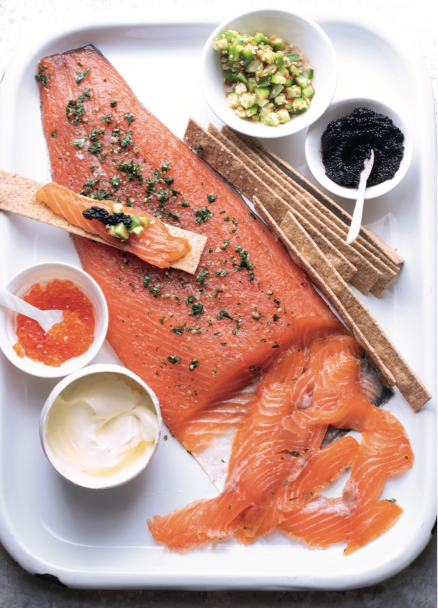 In Sake gebeizter Lachs mit Gurkensalat, Kaviar und Crème freîche