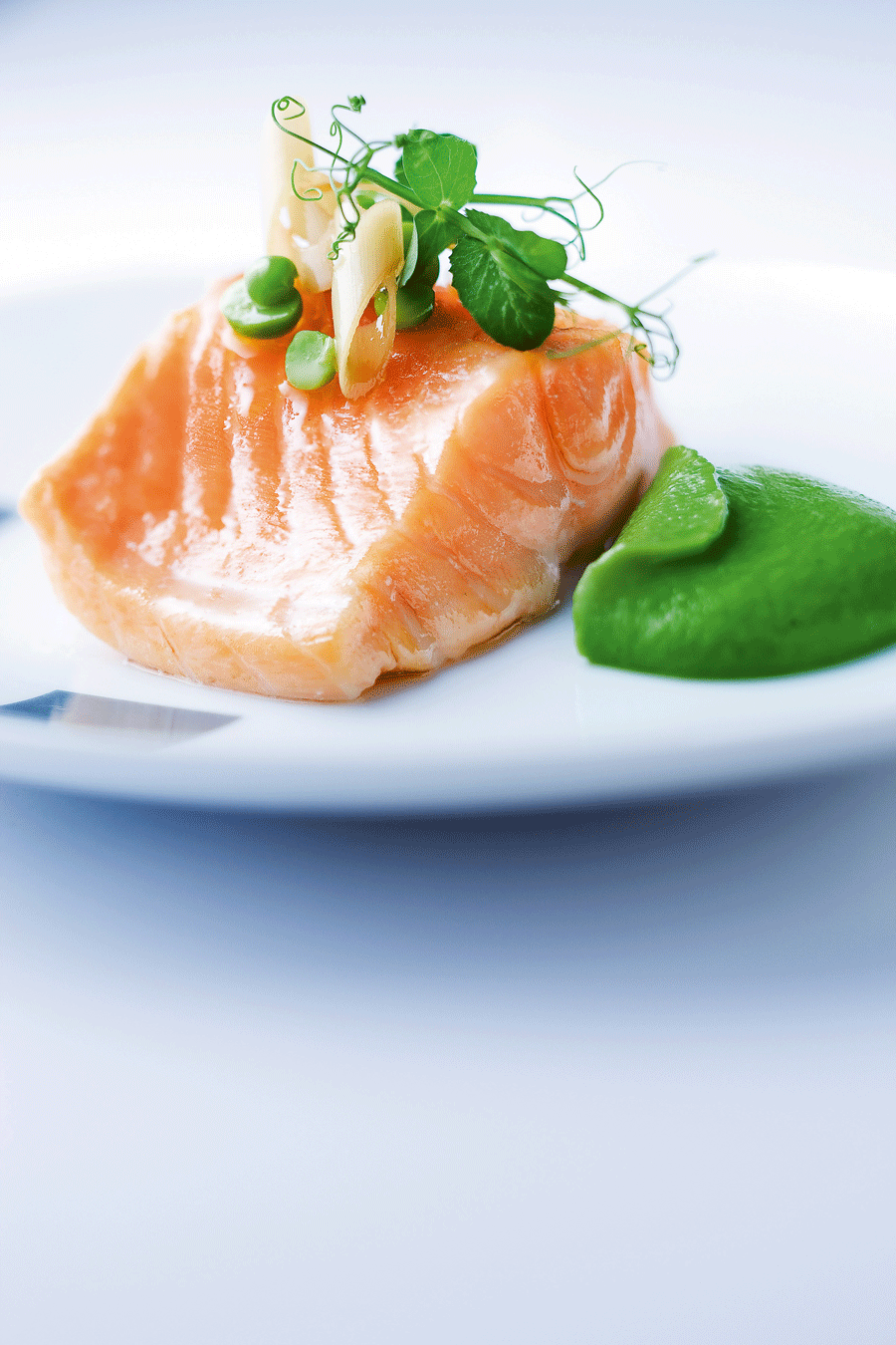 Mariniertes Lachsfilet mit feinen Erbsen und Wasabi-Mousseline