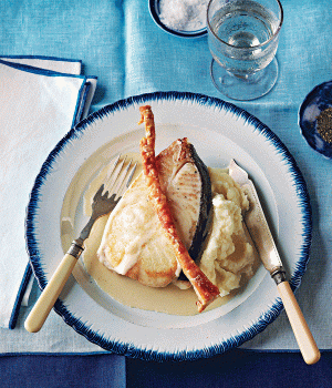 Heilbuttsteak mit Zider-Sahne-Sauce, Schweinekruste und Kartoffelbrei