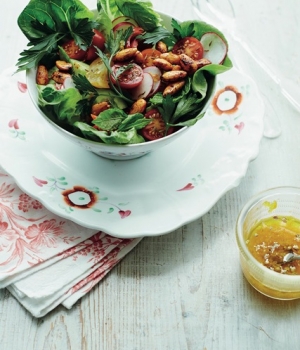 Fattoush mit Würzmandeln