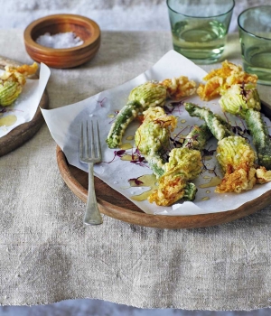 Frittierte Zucchiniblüten mit Ricotta, Honig und Minze