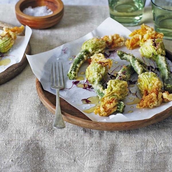 Frittierte Zucchiniblüten mit Ricotta, Honig und Minze | Food and ...