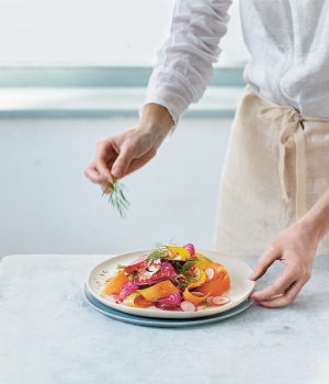 Regenbogensalat mit vietnamesischem Dressing