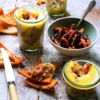 Eingemachte Garnelen und süß eingelegter Fenchel mit Melba-Toasts