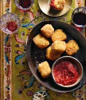 Halloumi-Würfel mit scharfer Tomaten-Sauce