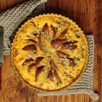 Birnen-Tarte mit Stilton- Käse und Pinienkern-Teig
