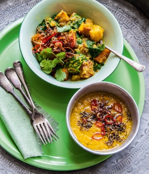 Spinat, Kartoffeln und Paneer mit Tarka-Dal