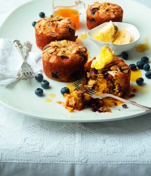 Polenta-Heidelbeer- Küchlein mit Orangen-Sirup