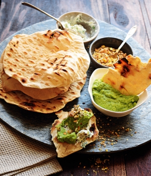 Dicke Bohnen-Hummus mit Labneh und Dukkah zu frischem Fladenbrot